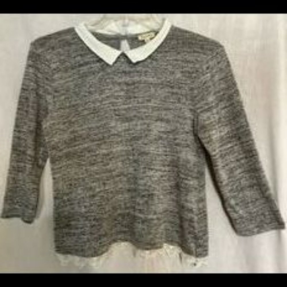 Light grey knit top w/lace on bottom & white collar, XL